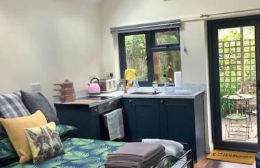 The Snug in Cheltenham, Leckhampton - A Cosy & Unique Space - Photo 6