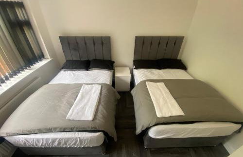 Modern 3 Bedroom Holiday Home -Jaquzzi Bath -Private Parking-suitable for contractors - Free WiFi - Foto 27