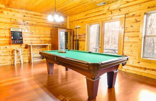 Cozy Creekside Log Cabin w Firepit, Hot Tub, WIFI - Foto 21