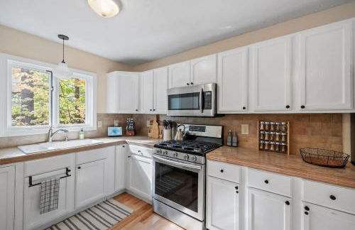 Cozy Mountain Retreat Fireplace Deck Near Lakes - Foto 18