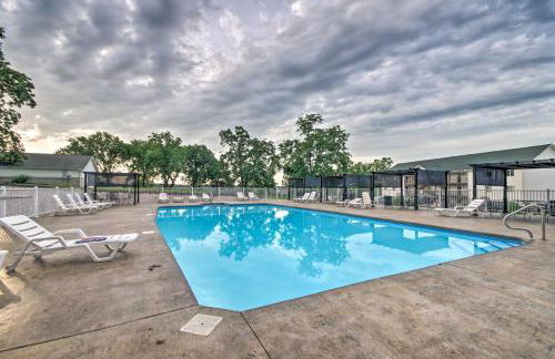 Deck, Pool and Views Lake of the Ozarks Condo - Foto 24