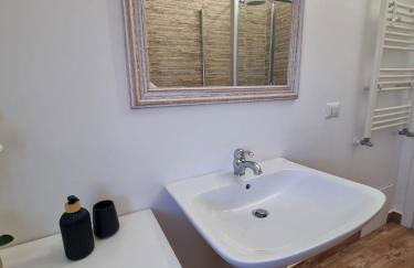 CITY HOUSE & FREE PARKING by Perry-Holiday moderno, panoramico e comodo fino a 6 ospiti - Foto 42