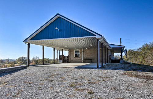 Family Farmhouse on 160-Acre Ranch with Hiking Trail - Foto 2