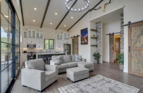 Chic Utah Getaway with Fireplace, Sauna and 2 Decks! - Photo 4