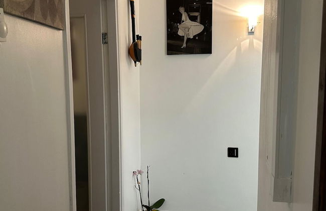 Stylish 1BR Apt w/ Fireplace & High-speed Wifi - Foto 13