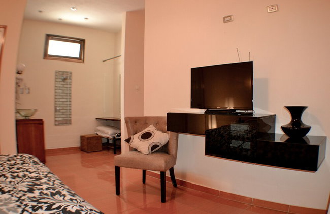 Presidents Suite, Knocking on Cuba - Photo 16