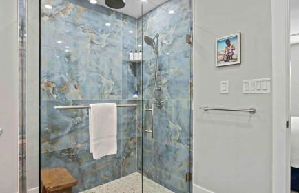 The Surf House: Stylish 2BR Haven - Foto 17