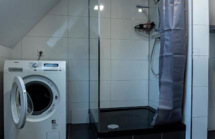 Moderne Ferienwohnung in Gelsenkirchen-Schalke für 1 bis 7 Personen mit Terrasse, ideal für Gruppen & Stadionbesuche - Foto 2