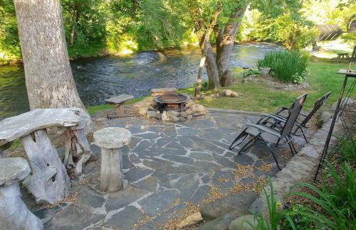 Water's Edge, Covered Porch, Deep Creek as your Backyard Haven, Hot Tub, Pool Table, Fire Pit, Close to Town & Entrance to National Park - Foto 40