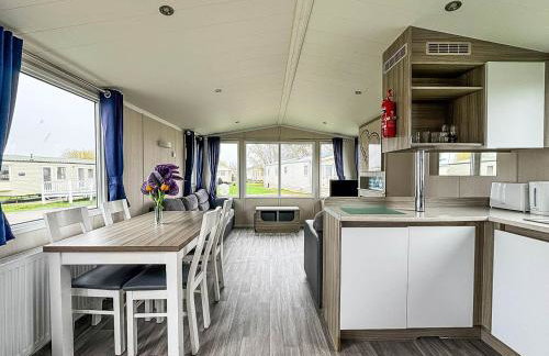 Lovely 8 Berth Caravan In Essex, At Steeple Bay Holiday Park Ref 36059A - Foto 10