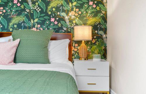 Downtown Beverly|KING BED|Minutes to Salem+Train - Photo 6