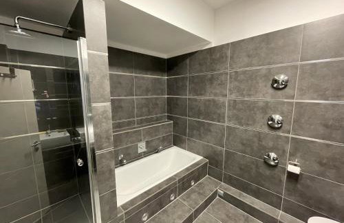 TruRetreats Design Loft für 8 Personen I Riesige Küche I eCharger I 65z SmartTV I 150qm - Foto 28