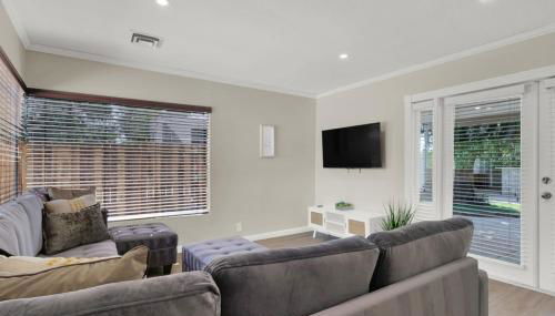 Spacious 4BR plus Den with Pool, Jacuzzi, BBQ, Near Strip - Foto 2