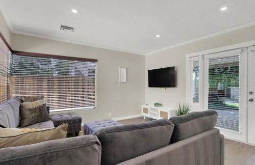 Spacious 4BR plus Den with Pool, Jacuzzi, BBQ, Near Strip - Foto 2