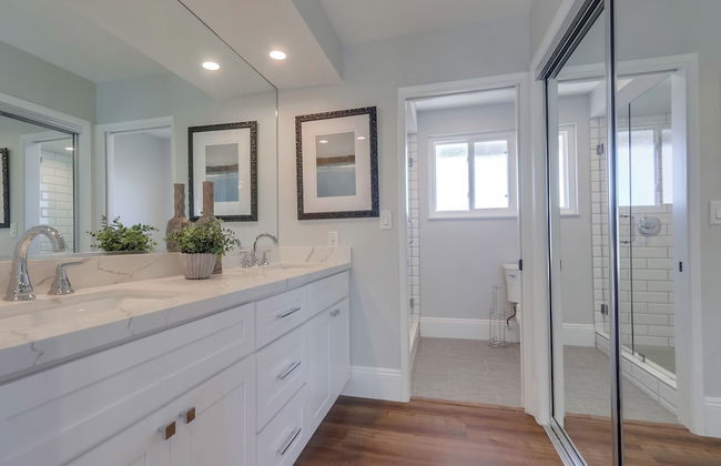 Gorgeous Upgraded 5 Bedroom & 3 Bath Home with pool - Photo 34