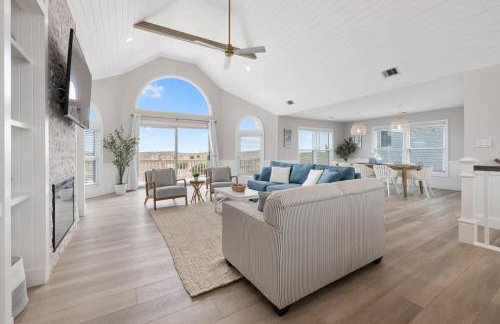 Elegant Updated Oceanfront Home with Pool & Hot Tub - Photo 35