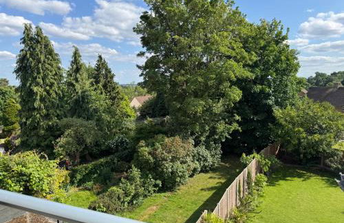 Modern Luxury Home with Spacious Garden close to Warner Bros Studio - Foto 35