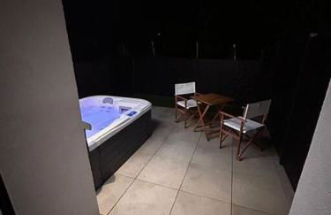 La terrasse abritée et son spa - Photo 9