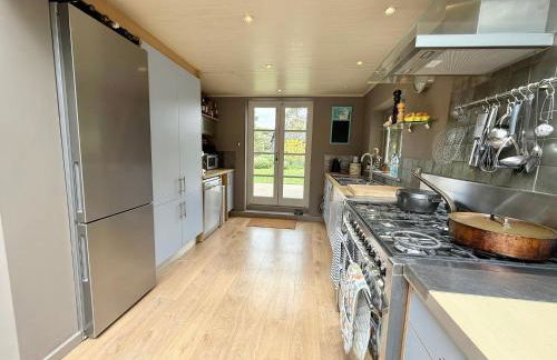 Tranquil Seaside Cottage by NewFo - Photo 4