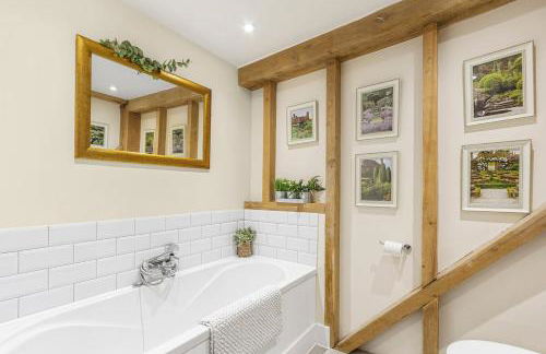 The Dairy Cottage with hot tub & pizza oven - Photo 12