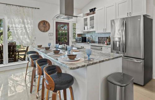 Hideout on the Hillsborough is a Gorgeous Renovated 3BR Pet Friendly Home on the Hillsborough River located in the North End of Seminole Heights - Foto 18