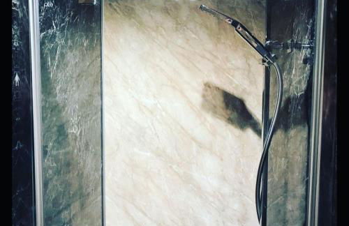 unique sheperds hut private hot tub, ensuite & kitchenette - Photo 9