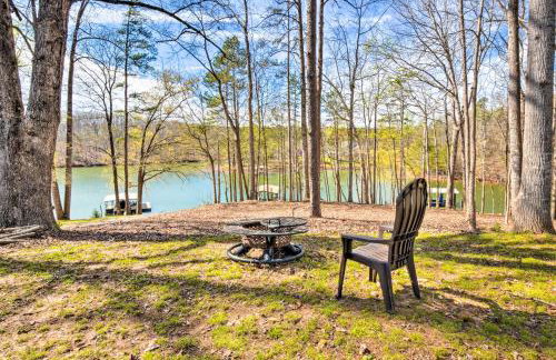 Townville Lake House with Private Dock, Kayaks! - Foto 28