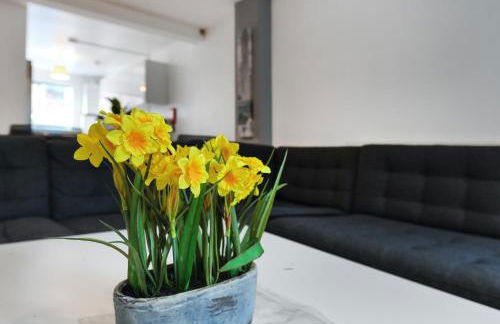 Spacious 6-Bed Home Sleeps 12, Near Highfields Park - Photo 19