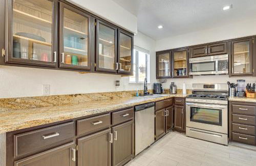 Near Shopping and Golf Family Retreat in Las Vegas! - Photo 10