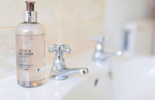 Central 2 Bed House w/ Garden and Free Parking! - Photo 92