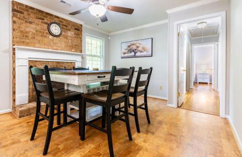 Southern Charm 2BR Greensboro Nest - Foto 35