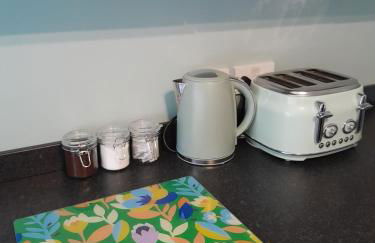 Entire house with gated parking - Photo 10