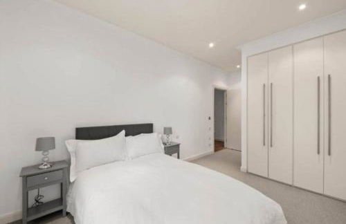 Stylish 2-Bed Canary Wharf Flat DLR 3 Mins Dock Views - Foto 7