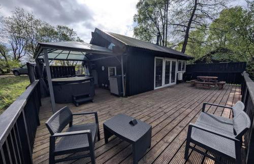 Belle 2 bedroom log cabin with hot tub, forest and loch - Foto 17