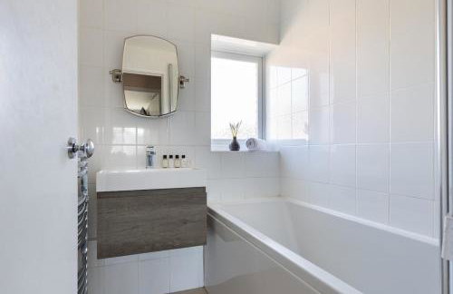 Clicketts - 3-Bedroom, Full Entire House, Sleeps 6 guests, Free wifi, Street Parking, Smart TV, Basildon, Essex London - Foto 30