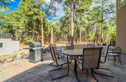 Luxury Retreat with Hot Tub Fire Pit & Forest Views - Foto 6