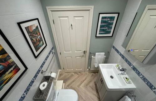 Luxury Sea View Apartment with Multi Room Balcony And Private Onsite Parking Only 300M From the Beach - Foto 7