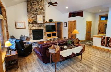 Sundance Spacious Vaulted Ceiling cabin, Hot tub, huge lawn - Foto 1