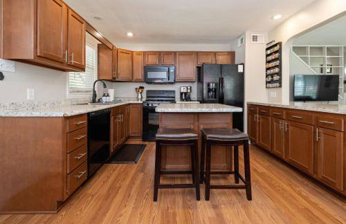 OPEN 4BR2BA Sleeps 8 Near Hwy Covered Deck - Foto 9