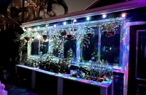 Artistic Retreat, King Suite with Private Balcony! - Foto 42