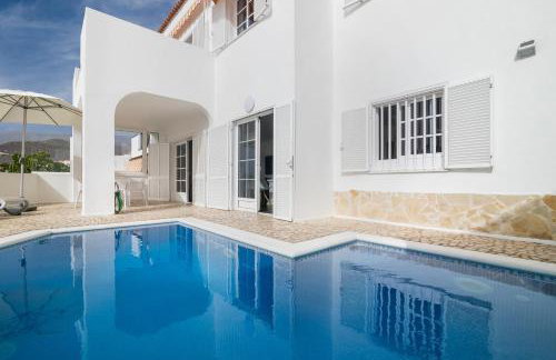 BEAUTIFUL VILLA - 4 bedrooms, heated pool, 2 priv car park places, fibre net, PS5, tv channels - Foto 1