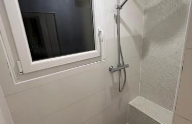 Maison Villa Nimes 4 Chambres, Piscine et 2 places parkings privés fermés - Foto 3