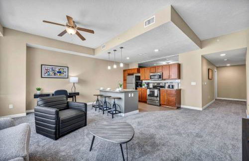 Luxury High-Rise • 18th Floor Condo • Parking 18 - Foto $