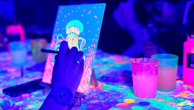 Fluoreszierender Malworkshop in Lyon in einer Kunstgalerie - Foto 3