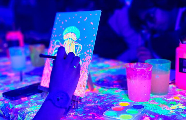 Workshop de pintura fluorescente numa galeria de arte em Lyon - Foto 3