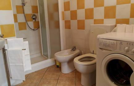 HOST4U - CLEMENTI HOUSE with Terrace in Cozy Italian Village - Foto 2