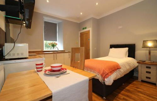 Signature - Linden Cottage Room 2 - Photo 5