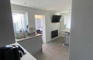 Prestatyn 2-bed Bungalow, Sleeps 5 With Hot Tub - Foto 21
