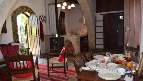 Anna's Stone House - Photo 2