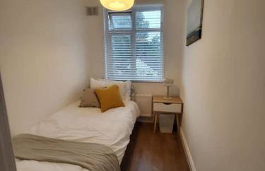 4 Bedroom House - Free Parking, Great access to London, Herts, Essex - Photo 17